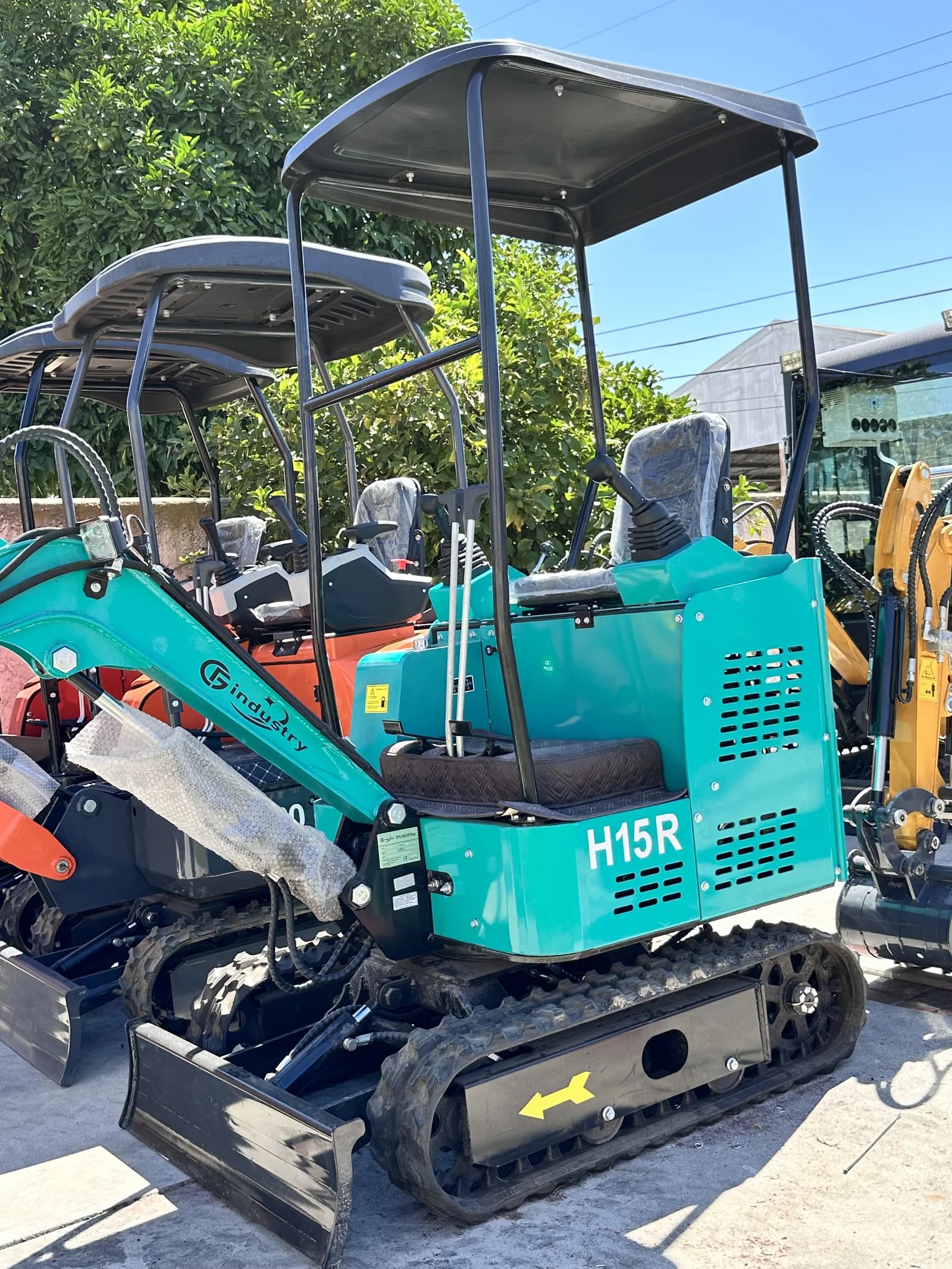 H15R - 1.5 Ton Mini Excavator (15HP Gas - Briggs & Stratton)