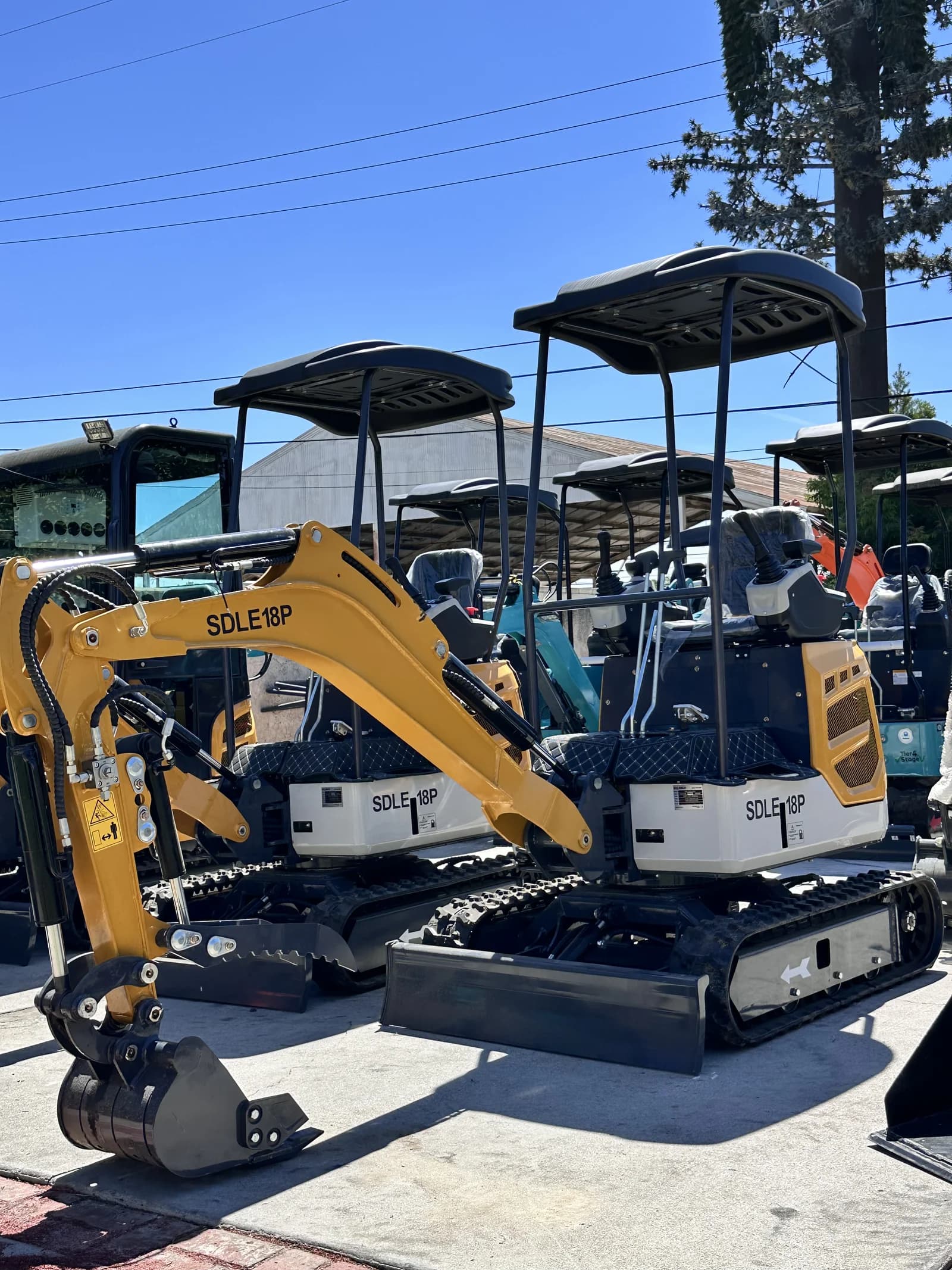 SDLE18P - 1.5 Ton Mini Excavator (15HP Briggs & Stratton Gas Engine)